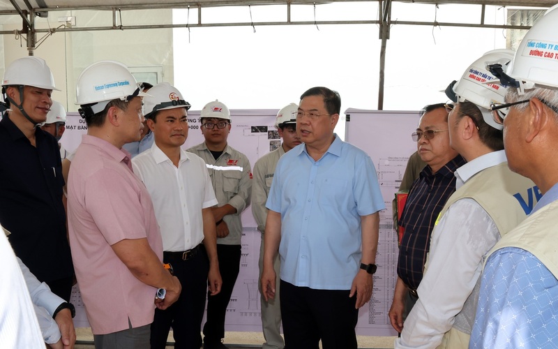 Phó Thủ tướng Thường trực Phạm Gia Túc trao đổi với cán bộ, kỹ sư tại công trường cầu Long Thành-Dự án cao tốc TPHCM - Long Thành - Dầu Giây - Ảnh: VGP/Phương Nguyên
