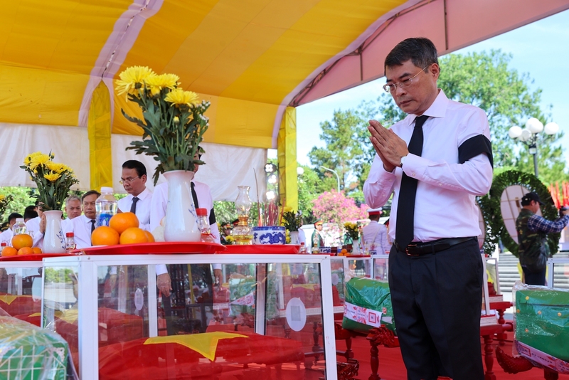 Thủ tướng thành kính tưởng nhớ, bày tỏ lòng biết ơn vô hạn đối với những người con ưu tú của Tổ quốc đã anh dũng chiến đấu, hy sinh vì nghĩa vụ quốc tế cao cả - Ảnh: VGP/Nhật Bắc