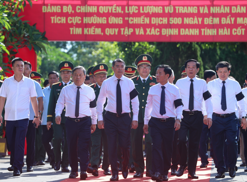 Thủ tướng Lê Minh Hưng dự lễ viếng, truy điệu và an táng 28 hài cốt liệt sĩ quân tình nguyện, chuyên gia Việt Nam hy sinh tại Lào trong thời kỳ chiến tranh - Ảnh: VGP/Nhật Bắc