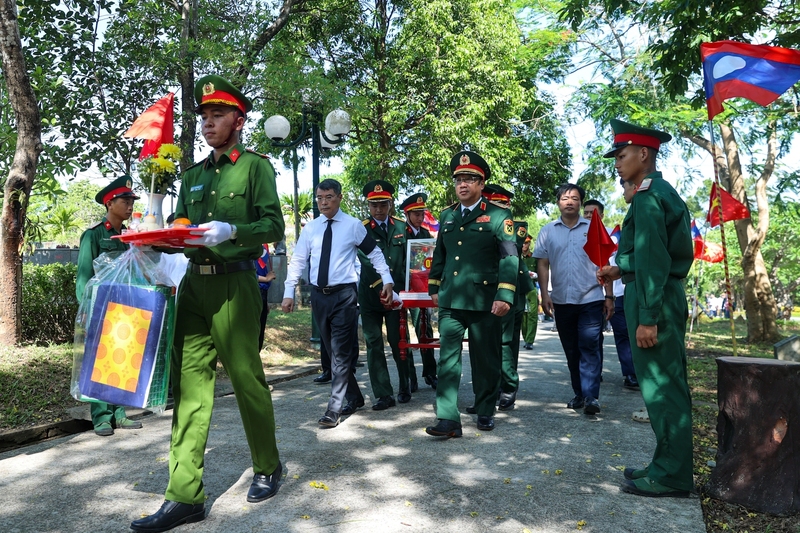 Thủ tướng Lê Minh Hưng và các đại biểu tại lễ an táng 28 hài cốt liệt sĩ quân tình nguyện, chuyên gia Việt Nam hy sinh tại Lào trong thời kỳ chiến tranh - Ảnh: VGP/Nhật Bắc