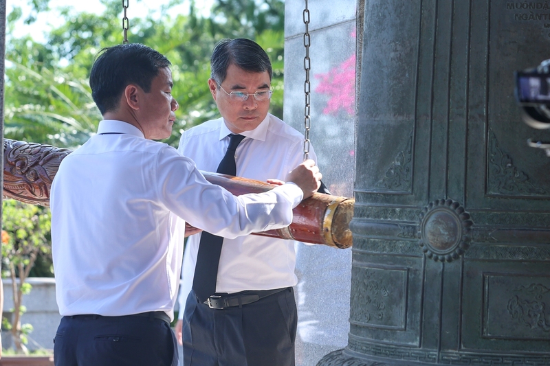 Thủ tướng Lê Minh Hưng thỉnh chuông cầu siêu cho các anh hùng, liệt sĩ tại buổi lễ - Ảnh: VGP/Nhật Bắc
