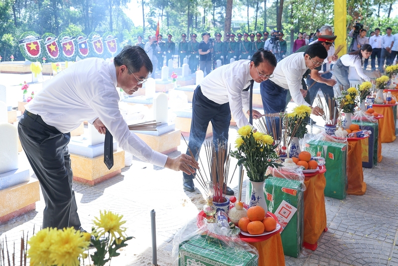 Thủ tướng Lê Minh Hưng cùng các đại biểu thắp hương viếng 28 liệt sĩ quân tình nguyện, chuyên gia Việt Nam - Ảnh: VGP/Nhật Bắc
