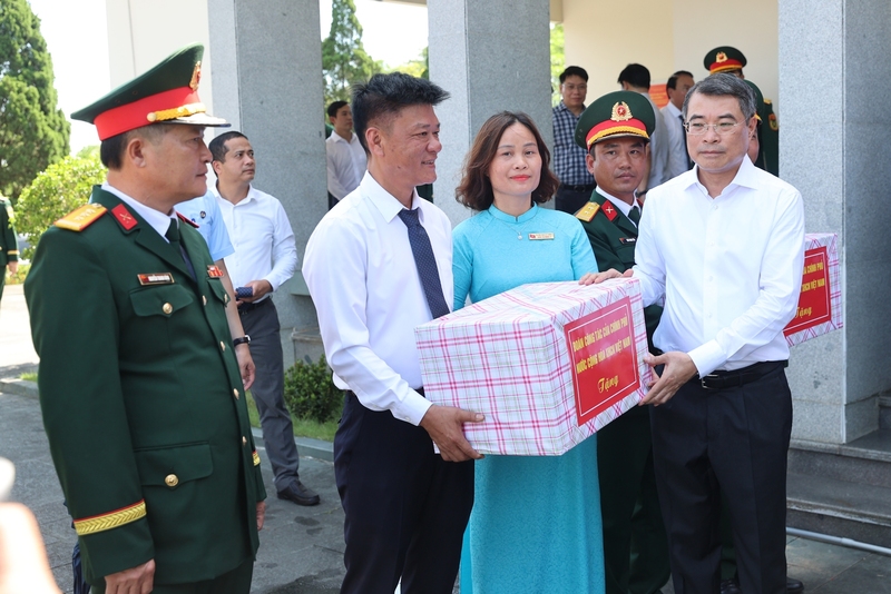 Thủ tướng Lê Minh Hưng tặng quà, động viên các Đội tìm kiếm, quy tập hài cốt liệt sĩ và Ban Quản lý Nghĩa trang Liệt sĩ quốc gia Đường 9 - Ảnh: VGP/Nhật Bắc