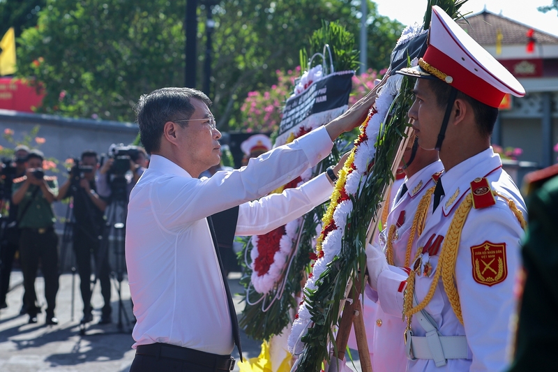 Thủ tướng Lê Minh Hưng tại lễ viếng, truy điệu và an táng 28 hài cốt liệt sĩ quân tình nguyện, chuyên gia Việt Nam hy sinh tại Lào trong thời kỳ chiến tranh - Ảnh: VGP/Nhật Bắc