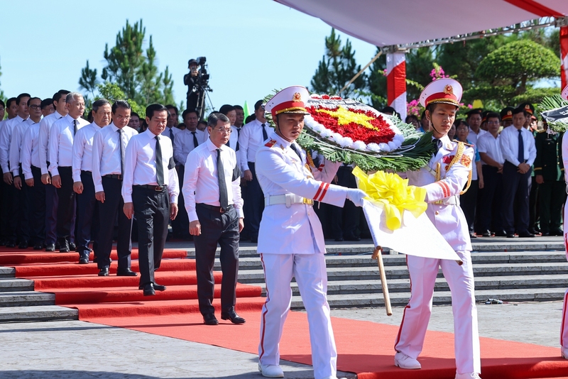 Thủ tướng và đoàn công tác dâng hoa tại lễ viếng, truy điệu, an táng 28 hài cốt liệt sĩ - Ảnh: VGP/Nhật Bắc