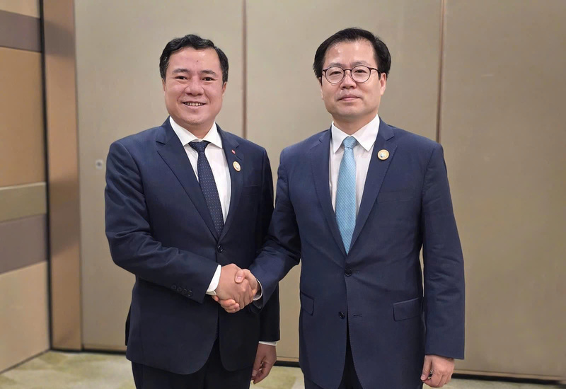 Thứ trưởng Nguyễn Sinh Nhật Tân và Bộ trưởng Yeo Han-koo đã trao đổi về tình hình hợp tác kinh tế - thương mại song phương. Ảnh: Vụ Chính sách thương mại đa biên