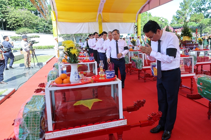 Bộ trưởng, Chủ nhiệm Văn phòng Chính phủ Đặng Xuân Phong và các thành viên trong đoàn công tác dâng hương thành kính tưởng nhớ các liệt sĩ - Ảnh: VGP/Nhật Bắc