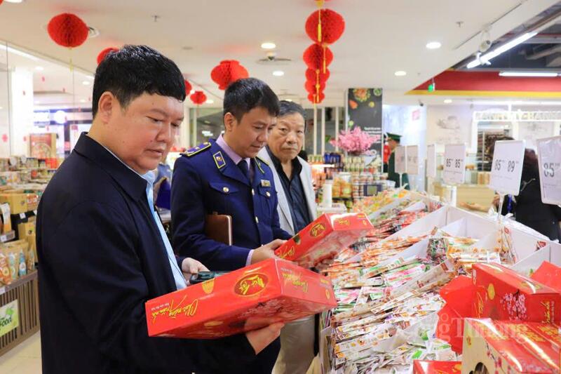 Lực lượng chức năng tỉnh Quảng Ninh kiểm tra nhãn hiệu sản phẩm hàng hóa tại các siêu thị, cửa hàng phân phối bán lẻ. Ảnh minh họa