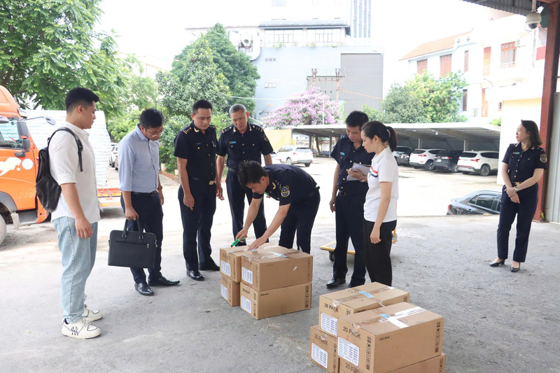 Lực lượng chức năng tạm giữ lô hàng trị giá 3,5 tỷ đồng có dấu hiệu vi phạm sở hữu trí tuệ. Ảnh: Cục Hải quan