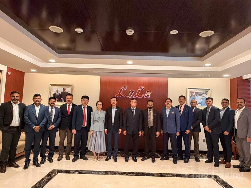 Đoàn công tác của tỉnh Đắk Lắk và đại diện đối tác bên phía UAE chụp ảnh lưu niệm. Ảnh: ĐVCC
