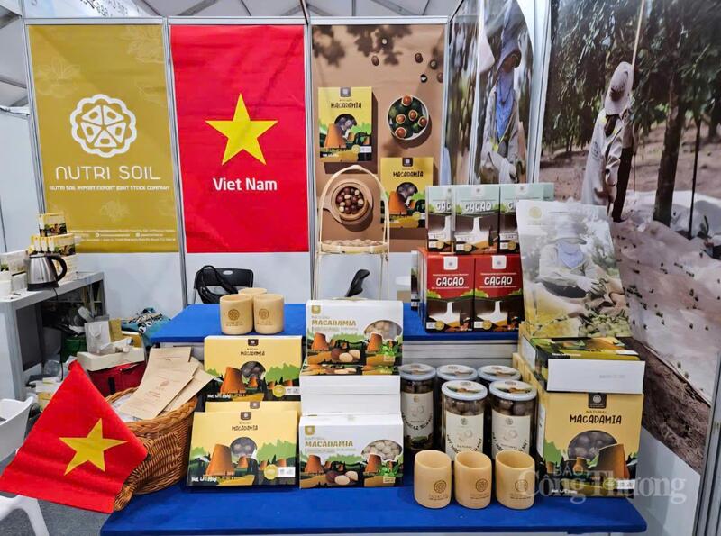Sản phẩm của tỉnh Đắk Lắk trưng bày tại Hội chợ Thực phẩm Quốc tế (IFFE). Ảnh: ĐVCC