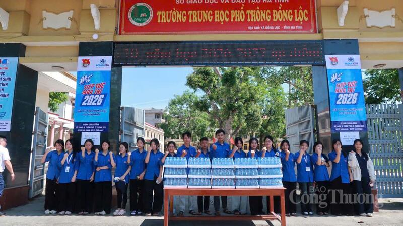 Tỉnh đoàn Hà Tĩnh đã kết nối trao tặng hơn 800 thùng nước, 16.000 khăn lạnh, 500 quạt nhựa và nhiều nguồn vật tư khác để hỗ trợ các đội hình tiếp sức mùa thi với tổng nguồn lực gần 200 triệu đồng.