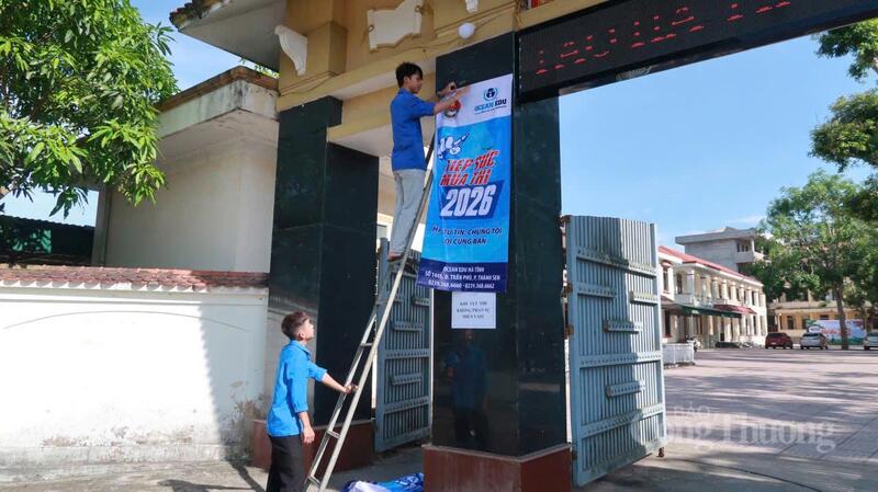 Cùng ngày, hơn 1.600 tình nguyện viên tại 39 điểm thi tuyển sinh vào lớp 10 trong toàn tỉnh cũng đã đồng loạt ra quân triển khai các hoạt động tình nguyện tiếp sức mùa thi.