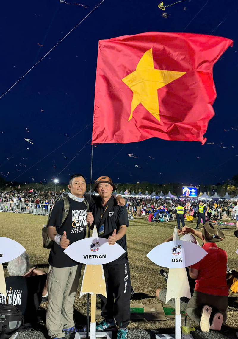 Anh Nguyễn Đăng Hoàng (bên trái) thành viên đội diều Việt Nam tham gia cuộc thi diều quốc tế. Ảnh: Nguyễn Tuấn