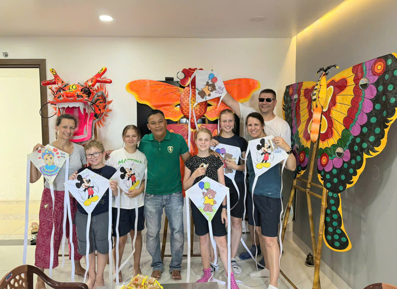 Du khách nước ngoài rất thích thú khi chính bàn tay của mình làm ra những con diều yêu thích với sự hướng dẫn của anh Nguyễn Đăng Hoàng. Ảnh: Nguyễn Tuấn