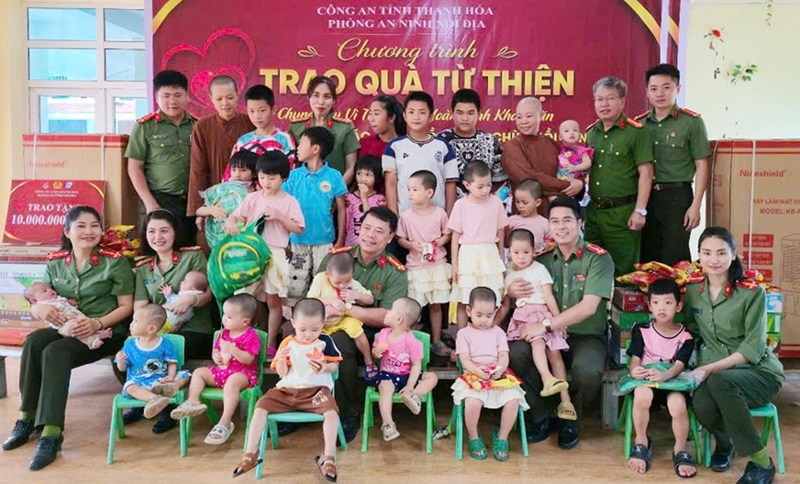 Phòng An ninh nội địa, Công an Thanh Hóa lan tỏa yêu thương tới trẻ em mồ côi. Ảnh: Công an Thanh Hóa