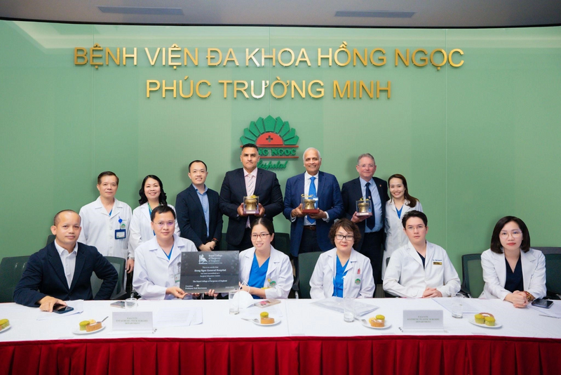 Đội ngũ bác sĩ Bệnh viện Đa khoa Hồng Ngọc đón chứng nhận RCS cùng Ban lãnh đạo bệnh viện.