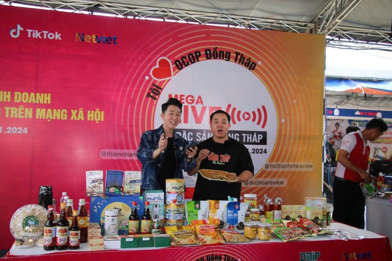 Hoạt động livestream quảng bá sản phẩm OCOP Đồng Tháp trên nền tảng số. Ảnh: Đồng Tháp