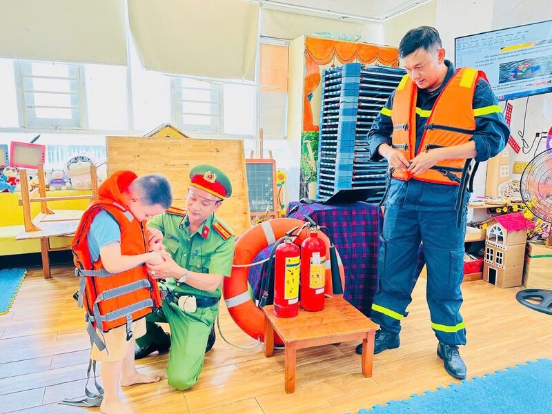 Lực lượng Công an Đà Nẵng hướng dẫn học sinh cách sử dụng áo phao và xử lý tình huống an toàn dưới nước. Ảnh: Công an Đà Nẵng