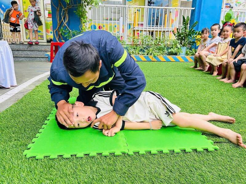 Các em được trang bị thêm kỹ năng sơ cứu cho người khác khi gặp trường hợp đuối nước. Ảnh: Công an Đà Nẵng