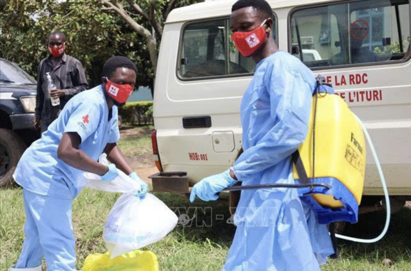 Nhân viên y tế khử trùng thiết bị sau khi một bệnh nhân nghi nhiễm Ebola tử vong tại CHDC Congo. Ảnh: TTXVN