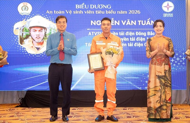 Anh Nguyễn Văn Tuấn tại Lễ vinh danh An toàn vệ sinh viên tiêu biểu năm 2026 của EVN.