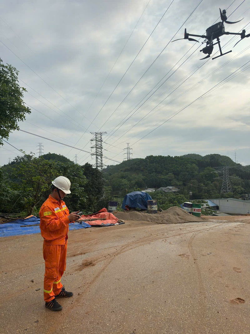 Anh Trần Duy Quang ứng dụng UAV trong công tác quản lý vận hành đường dây.