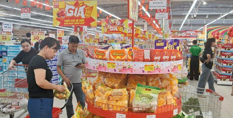 Hà Nội đặt mục tiêu, năm 2026, 70 - 80% các chợ truyền thống; 100% các siêu thị, trung tâm thương mại không sử dụng túi nilon khó phân huỷ. Ảnh minh hoạ