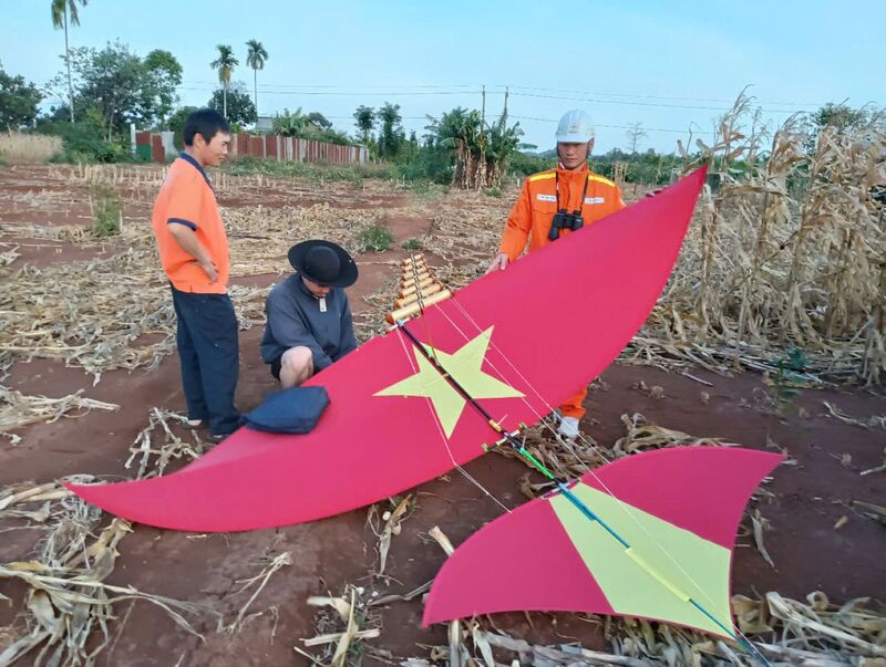 Cán bộ công nhân viên EVNNPT tuyên truyền không thả diều, vật bay gần lưới điện cao áp. Ảnh: EVNNPT