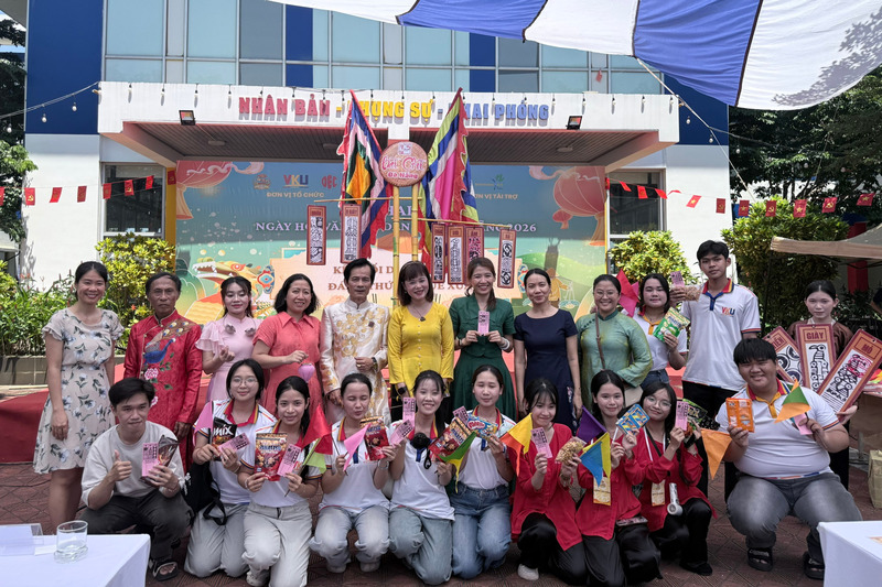 Các nghệ nhân nhiều làng nghề truyền thống tại TP. Đà Nẵng tham gia giao lưu cùng các bạn sinh viên. Ảnh: Bình An