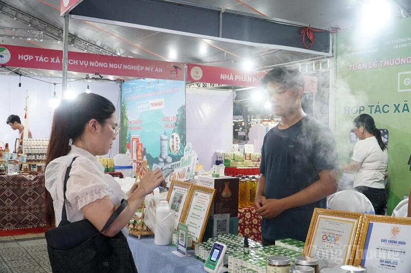 Dự kiến tháng 7/2026, Sở Công Thương Đà Nẵng sẽ tổ chức Phiên chợ thương mại điện tử kết nối sản phẩm truyền thống của vùng miền - Đà Nẵng 2026. Ảnh: Người dân thanh toán không tiền mặt tại Tuần lễ Thương mại số và Kết nối vùng Đà Nẵng năm 2025.