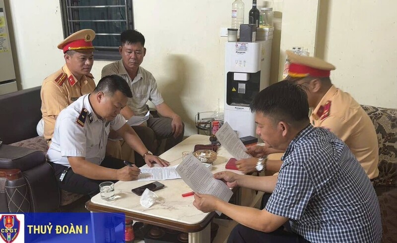 Lực lượng chức năng kiên quyết đình chỉ mọi hoạt động với các bến thủy không phép và các bến đã hết hạn hoạt động. Ảnh: Cục Cảnh sát giao thông