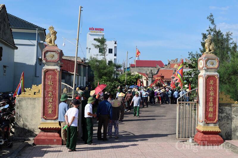Trong không khí trang nghiêm, đậm đà bản sắc văn hóa truyền thống của cư dân vùng biển. Lễ hội diễn ra tại Miếu Đức Ngư Ông, thu hút đông đảo cán bộ, nhân dân và du khách thập phương về tham dự.