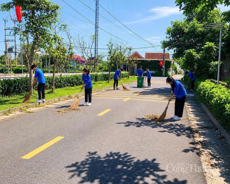 Trong ngày ra quân, tuổi trẻ Hà Tĩnh đã phát quang 25km hành lang an toàn giao thông, thu gom, phân loại rác thải sinh hoạt, làm sạch đường làng, ngõ xóm, tuyến phố, ao hồ.
