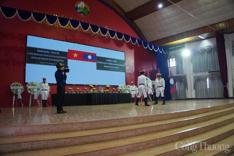 Trước đó, sáng 24/5, tại thị xã Pạc Xăn, tỉnh Bolikhămxay (CHDCND Lào), đoàn công tác tỉnh Hà Tĩnh và tỉnh Bolikhămxay tổ chức lễ dâng hương, tưởng niệm và lễ tiễn đưa hài cốt các liệt sỹ quân tình nguyện, chuyên gia Việt Nam hy sinh tại Lào về nước.