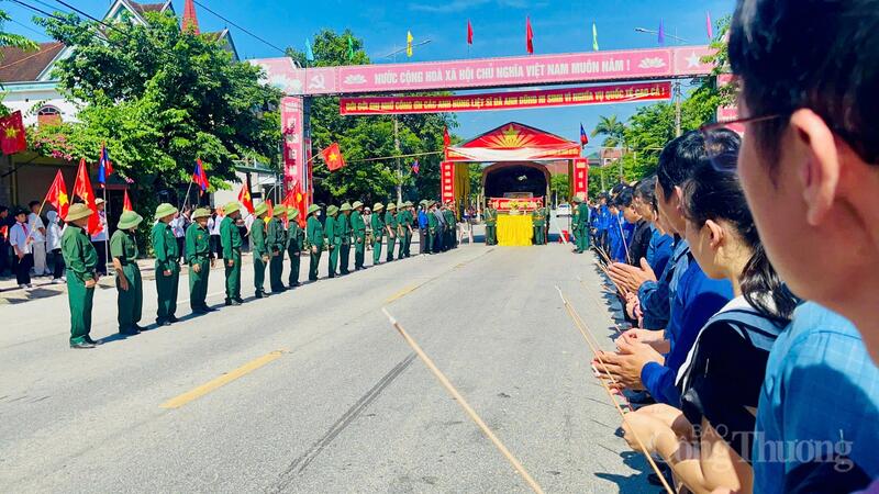 Sau khi kết thúc buổi lễ, hài cốt các liệt sĩ được đưa về Nghĩa trang liệt sỹ Nầm (xã Tứ Mỹ).