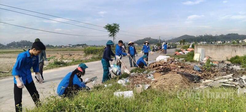 Đồng thời, xóa 10 điểm đen về ô nhiễm môi trường tại địa phương, ra quân vệ sinh môi trường tại 39 điểm trường thi tuyển sinh vào lớp 10 THPT.