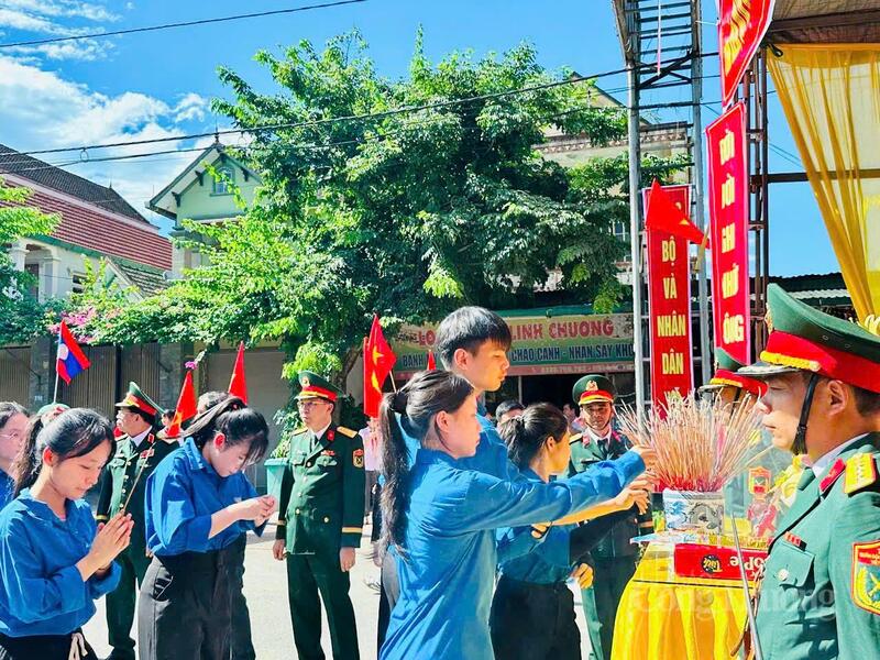 Lễ đón hài cốt liệt sỹ quân tình nguyện Việt Nam hy sinh tại Lào về nước - 8