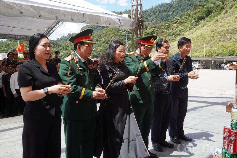 Chiều 24/5, tại Cửa khẩu quốc tế Cầu Treo, xã Sơn Kim 1, Hà Tĩnh đã diễn ra lễ đón hài cốt các liệt sỹ, quân tình nguyện và chuyên gia Việt Nam hy sinh tại Lào về nước.