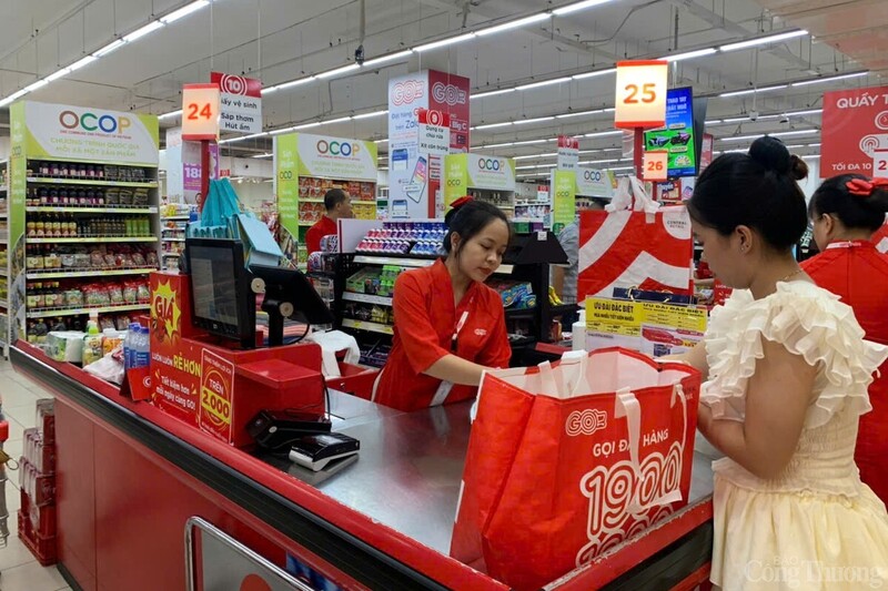Sử dụng bao bì gấp gọn thay cho túi nilon khó phân huỷ đang được các cửa hàng, siêu thị trên địa bàn Thủ đô Hà Nội thực hiện. Ảnh: CT