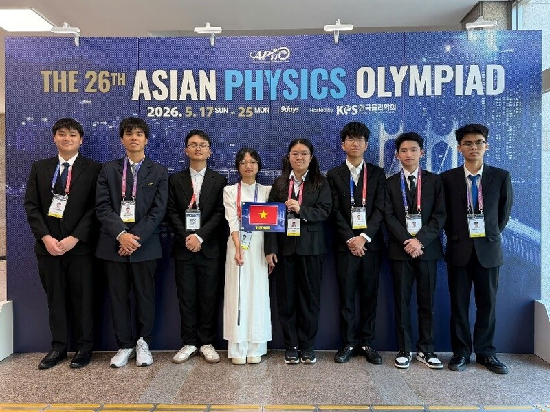 Các học sinh từ trái qua phải: Tạ Ngọc Minh, Nguyễn Nhật Minh, Bùi Anh Tú, Nguyễn Thị Bích Ngọc, Vũ Nguyên Nguyên, Lê Duy Khánh, Phan Tuấn Dũng và Mai Văn Khánh. Ảnh: Bộ Giáo dục và Đào tạo