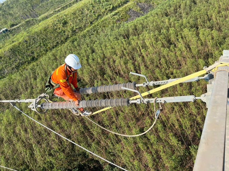 Anh Nguyễn Văn Tuấn trực tiếp kiểm tra thiết bị trên tuyến đường dây truyền tải điện nhằm bảo đảm vận hành an toàn, liên tục hệ thống lưới điện quốc gia.