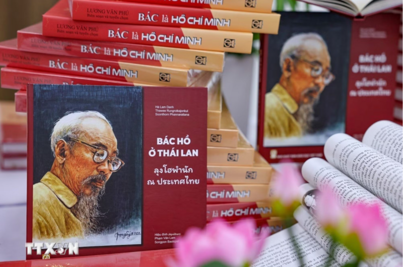 Được biên soạn dưới dạng song ngữ Việt - Thái "Bác Hồ ở Thái Lan" không chỉ giúp các thế hệ người Việt tại Thái Lan hiểu rõ hơn về lãnh tụ Hồ Chí Minh và lịch sử cách mạng của dân tộc Việt Nam, mà còn là một minh chứng sống động cho tình hữu nghị truyền thống tốt đẹp giữa hai nước Việt Nam và Thái Lan. Ảnh: Thanh Tùng/TTXVN