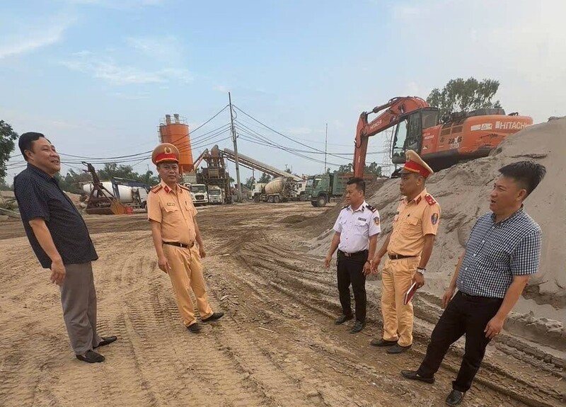 Đoàn liên ngành kiểm tra thực tế tại nhiều bến thủy nội địa trên địa bàn tỉnh Bắc Ninh. Ảnh: Cục Cảnh sát giao thông
