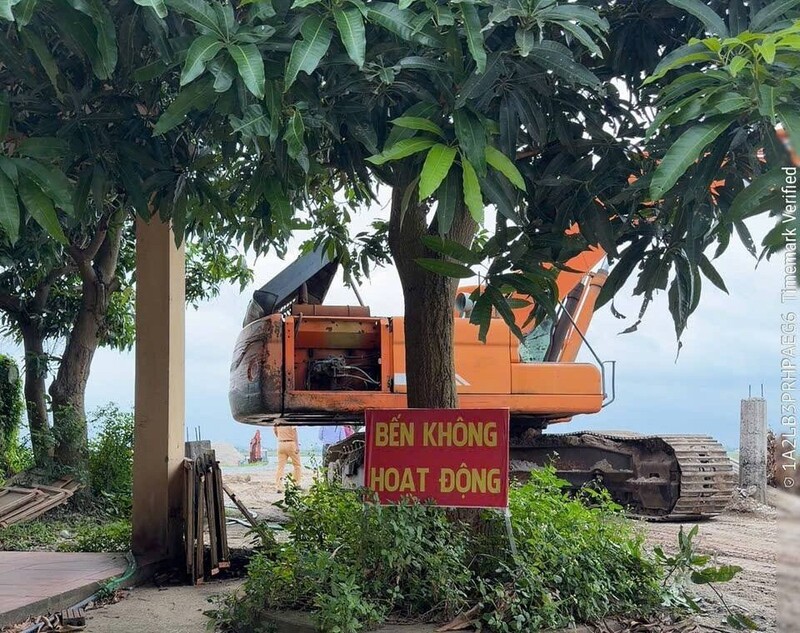 Lực lượng chức năng dựng biển thông báo để ngăn chặn các bến tái hoạt động trái phép. Ảnh: Cục Cảnh sát giao thông
