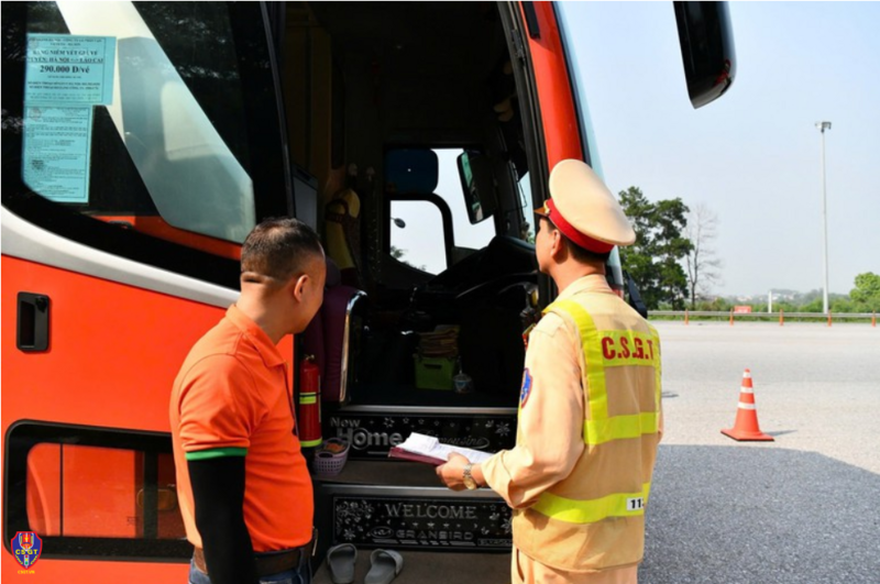 Lực lượng cảnh sát giao thông kiểm tra phương tiện vận tải kinh doanh hành khách. Ảnh: Cục Cảnh sát giao thông
