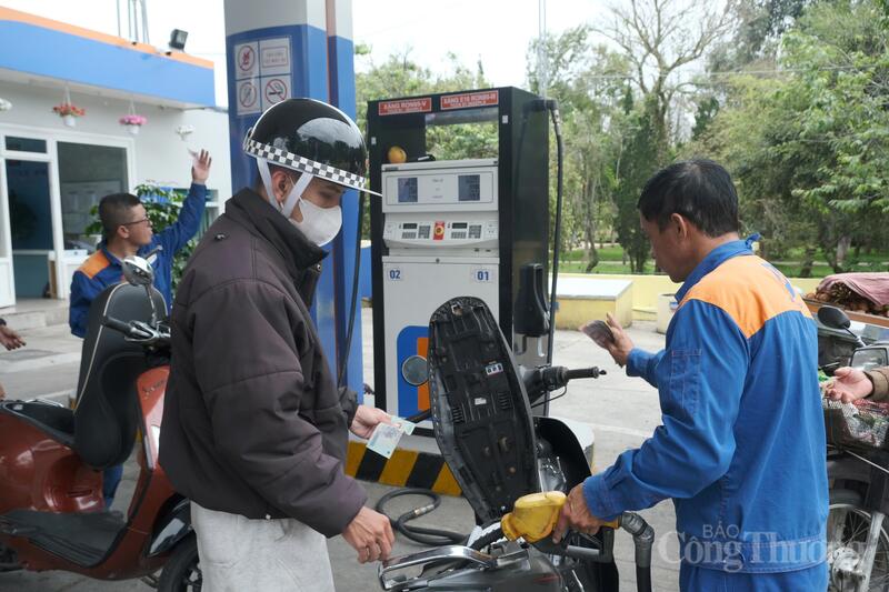 Người dân tại Đà Lạt đã chủ động tìm hiểu, sử dụng và từng bước làm quen với loại nhiên liệu mới xăng E10. Ảnh: Lê Sơn