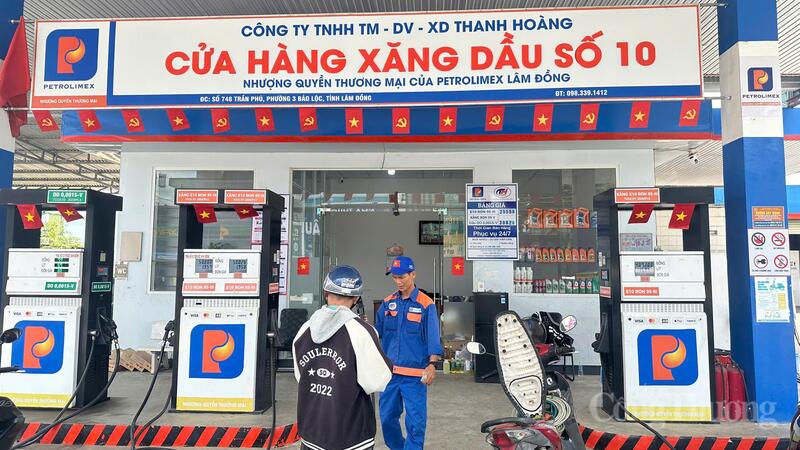 Người dân mua xăng E10 tại cửa hàng xăng dầu số 10, phường 3 Bảo Lộc, tỉnh Lâm Đồng. Ảnh: Lê Sơn