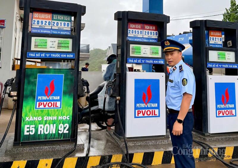 Lực lượng Quản lý thị trường tỉnh Lâm Đồng tăng cường kiểm tra, giám sát nhằm bảo đảm thị trường xăng dầu vận hành ổn định. Ảnh: Lê Sơn