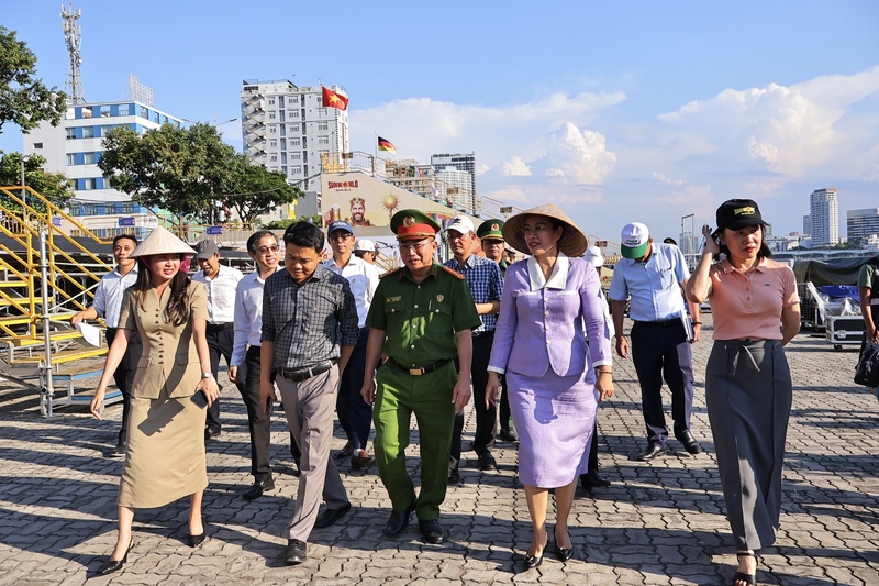 L'après-midi du 25 mai, Mme Nguyen Thi Anh Thi, vice-présidente du Comité populaire de la ville de Da Nang, a inspecté l'état d'avancement des travaux de la scène du Festival international de feux d'artifice de Da Nang (DIFF 2026) avant la cérémonie d'ouverture.